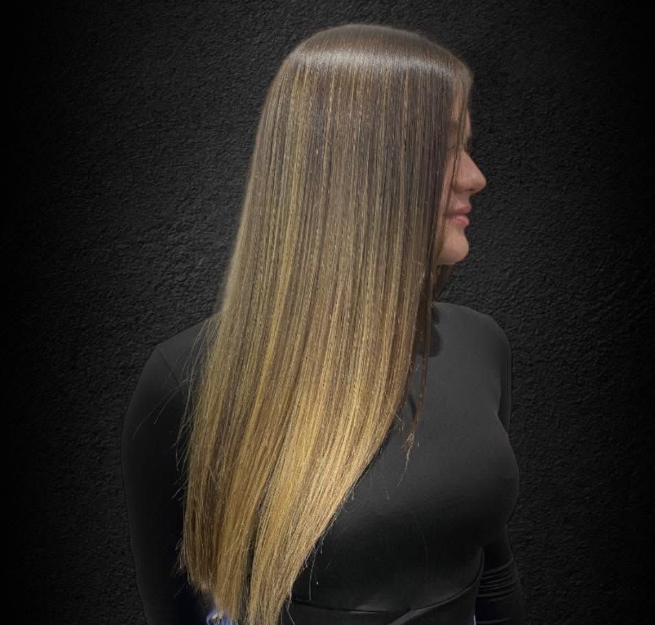 Capelli lunghi lisci con sfumature di colore, visti di profilo